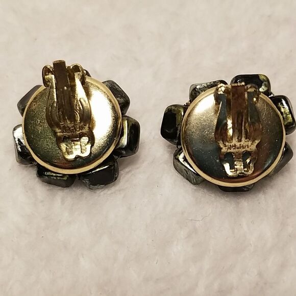 Vintage Clip On Earrings - Picture 3 of 3